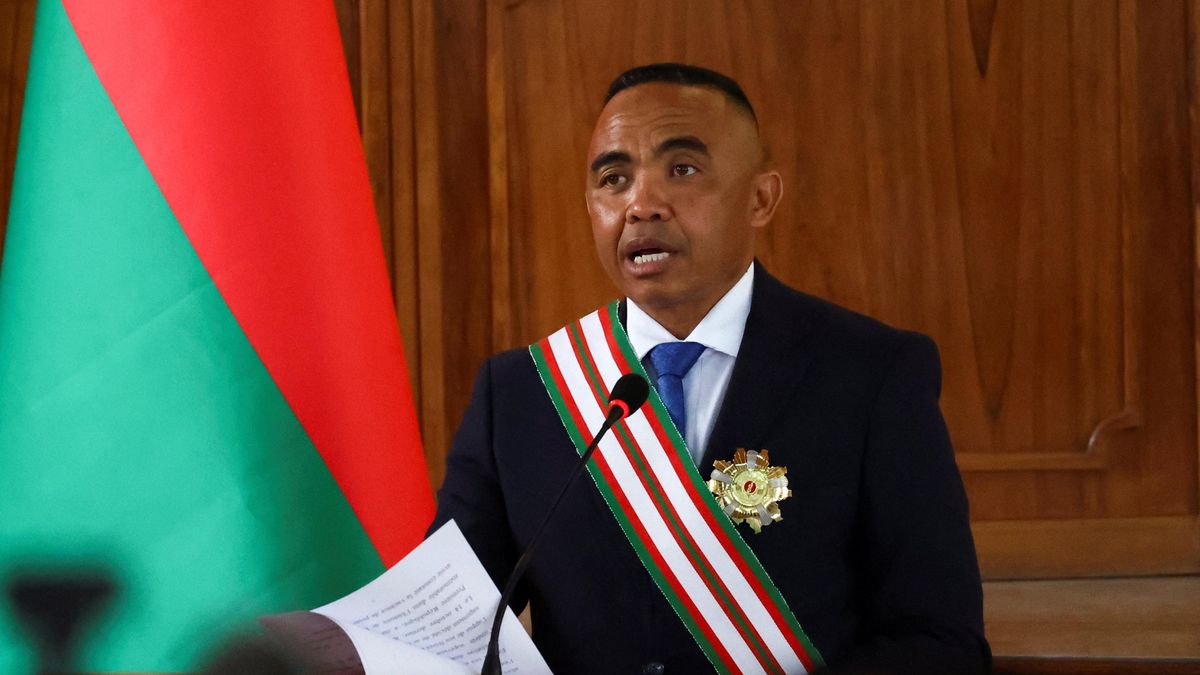 Novým prezidentem Madagaskaru se po složení přísahy stal plukovník Randrianirina